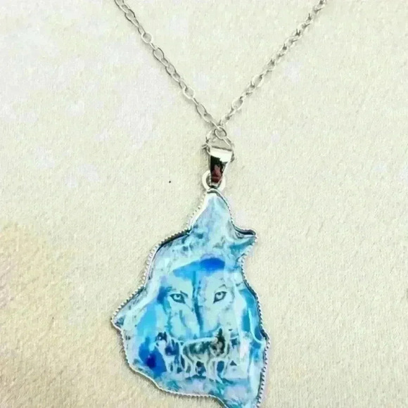 NWOT  Beautiful Wolf Necklace - Picture 2 of 3